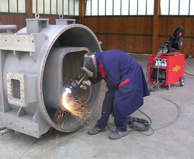 due operatori all'opera per un lavoro di carpenteria metallica